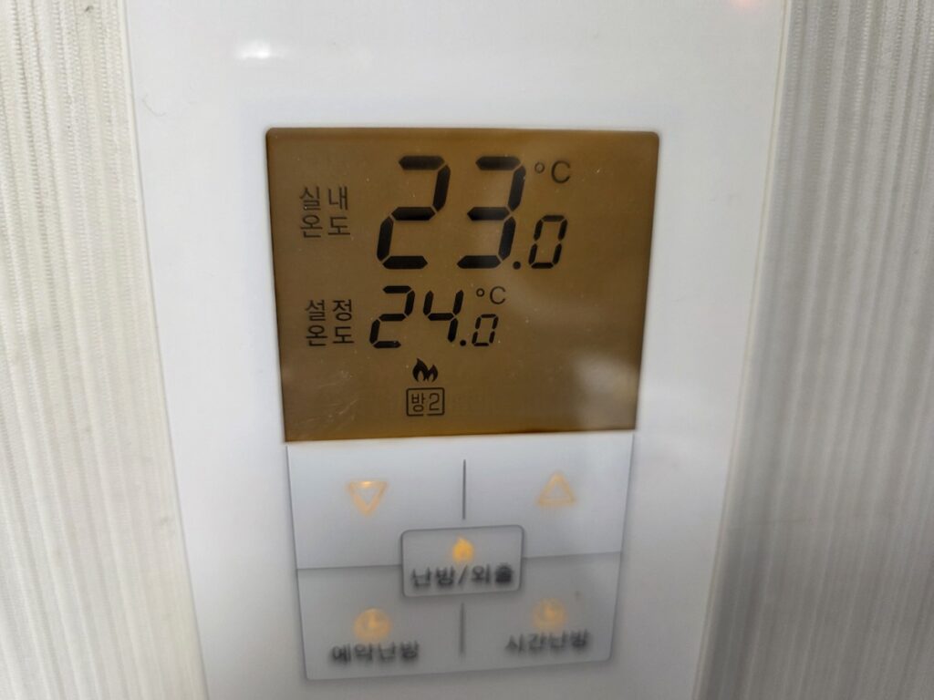 active-heating-system-in-south-korea-controller A boiler controller showing the active heating status, demonstrating how the heating system in South Korea warms the Ondol floor.