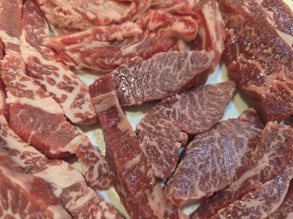 best-beef-bbq-in-seoul-raw-cuts A premium assortment of raw beef cuts including sirloin and rib at the best beef BBQ in Seoul.