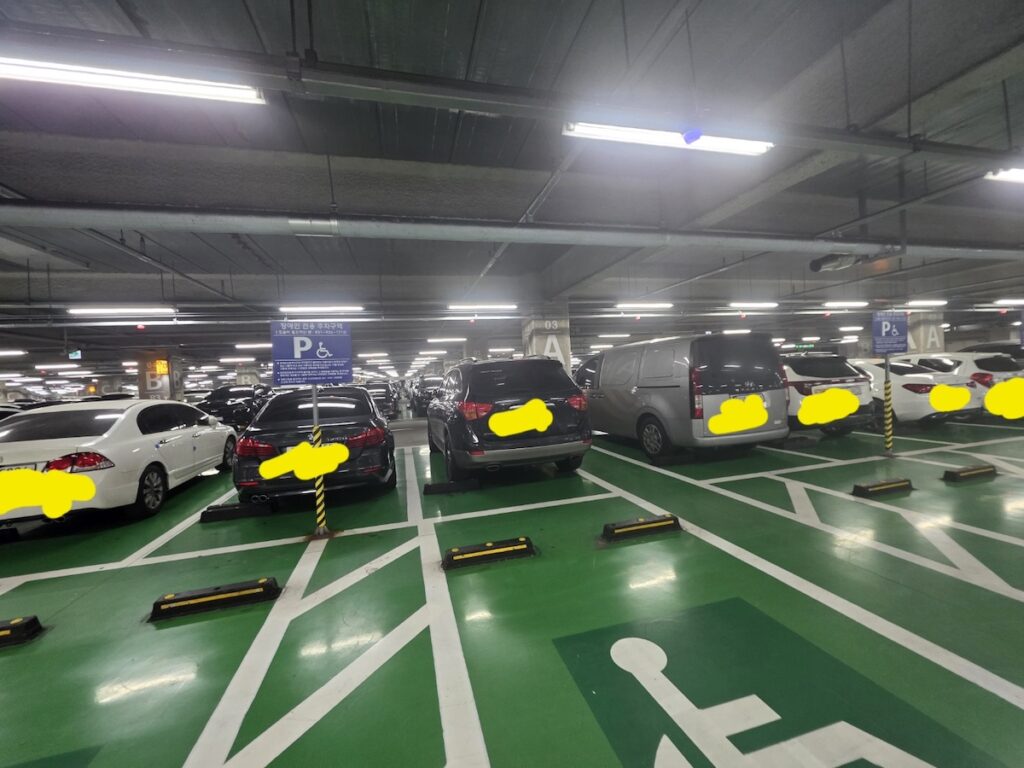 best-large-grocery-stores-in-seoul-for-families-2026-parking-lot A spacious indoor parking lot of a Seoul hypermarket, highlighting the massive infrastructure of the best large grocery stores in Seoul for families 2026.