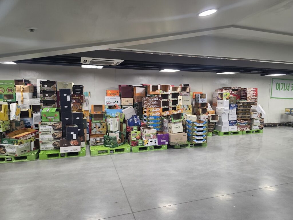 best-large-grocery-stores-in-seoul-for-families-2026-self-packaging-station A dedicated area with free cardboard boxes and tape, a key local ritual for guests at the best large grocery stores in Seoul for families 2026.