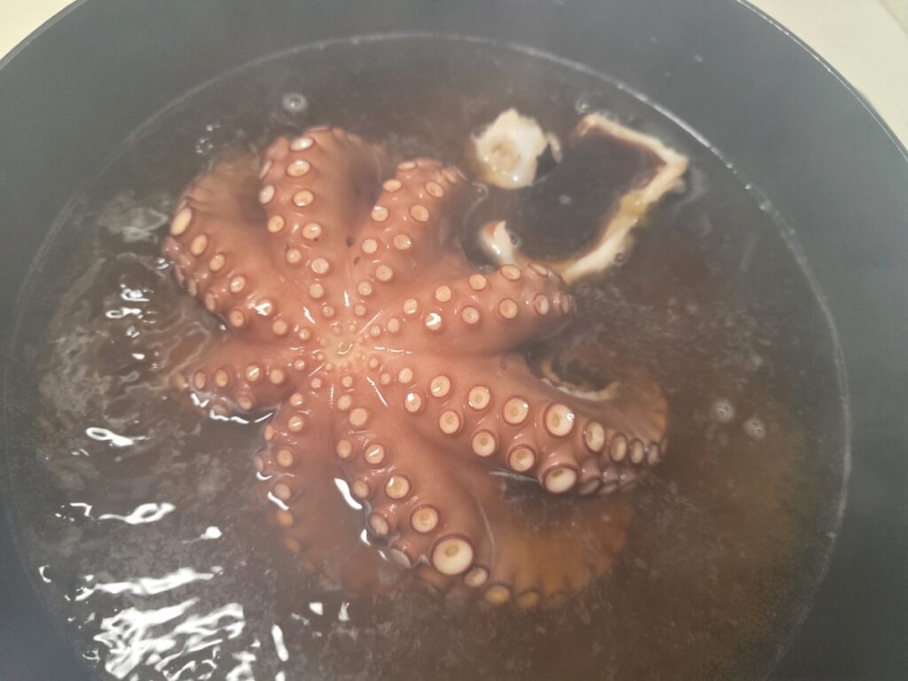 boiling-octopus-transformation-korean-style The visual transformation of a Jeju octopus turning purple in boiling water for Sukhui.