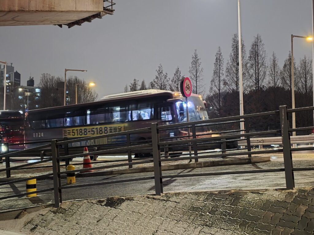 bus-entering-dongseoul-terminal-gangbyeonbuk-ro Bus entering Dongseoul as part of the Seoul Bus Terminal Guide