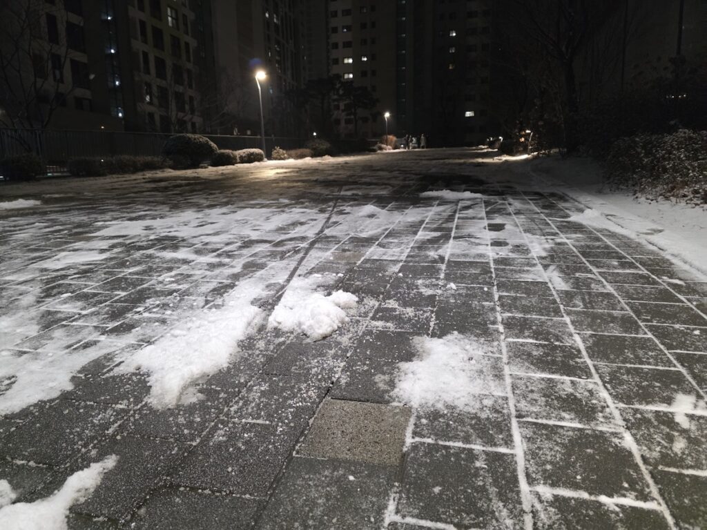 calcium-chloride-snow-safety-seoul-sidewalk Calcium chloride on Seoul sidewalk for Traveling Korea with kids survival.