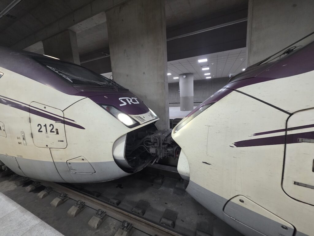 camp-humphreys-to-seoul-srt-train SRT trains at a Korean station, showing one of the fastest Camp Humphreys to Seoul travel routes