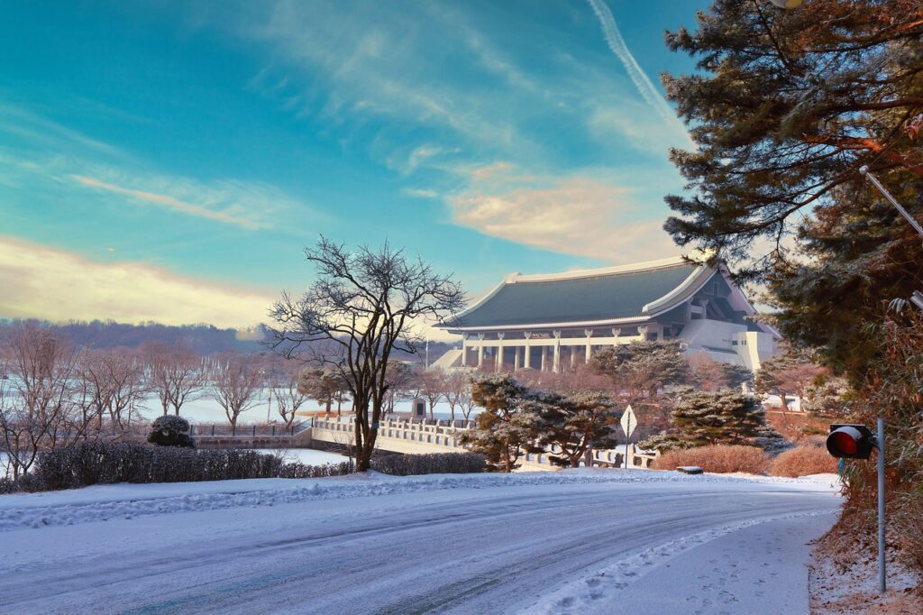 cheongwadae-blue-house-winter-seoul The Blue House (Cheong Wa Dae) in Seoul surrounded by snow and winter trees, showcasing Korea’s presidential landmark in winter