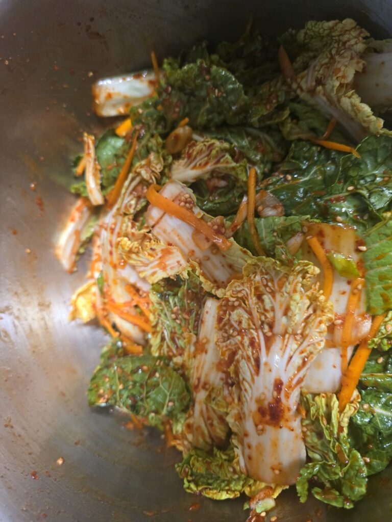 The final Fresh Kimchi Salad (Geotjeori) rich in vitamins C and K, serving as a powerful prebiotic for gut health and a low-calorie weight loss meal.