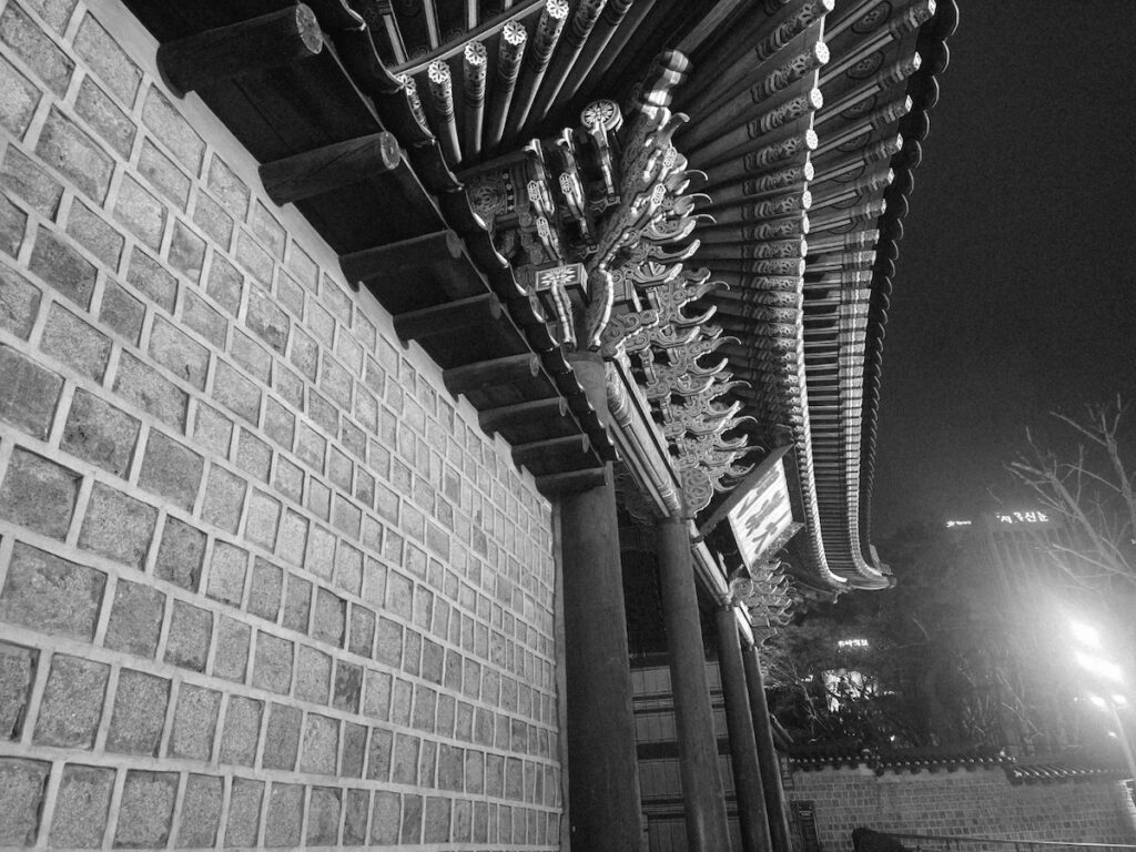 daehanmun-gate-residency-roadmap-seoul A black and white perspective of Daehanmun Gate and its stone wall, representing the long-term residency roadmap in the South Korea visa guide for professionals.