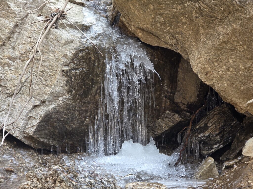 digital-detox-korea-frozen-mountain-stream Digital detox Korea image showing a frozen mountain stream and quiet natural scenery that reflects the slower side of Korea