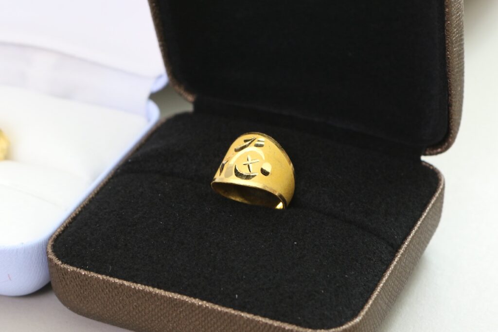 dol-banji-gold-ring-gift-korea A 24k gold ring, known as Dol-banji, presented as a traditional and prestigious gift for a baby's first birthday in Korea.