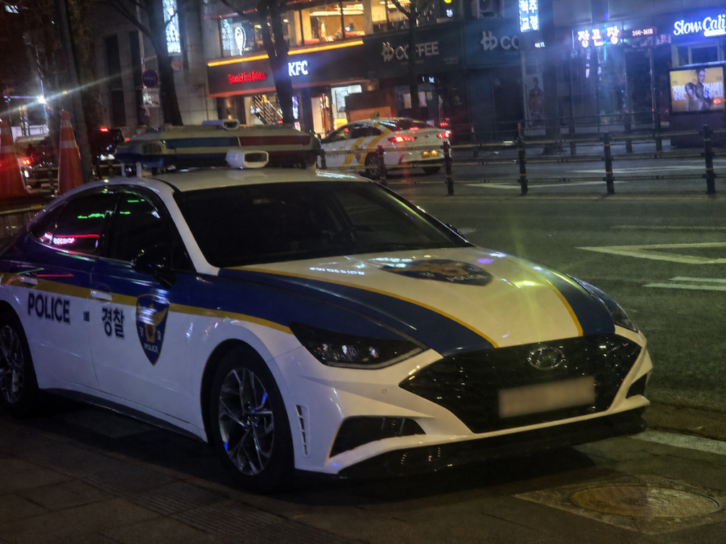 emergency-numbers-in-korea-police-car Korean police car on a Seoul street showing when to call 112 among emergency numbers in Korea