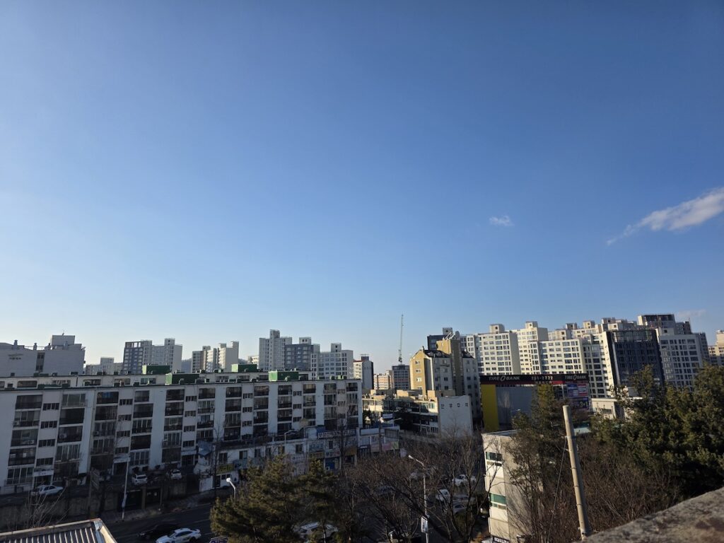everyday-korean-housing-in-seoul Everyday apartment and villa buildings in Seoul, reflecting the personal and practical reasons why Koreans rarely invite people to their home