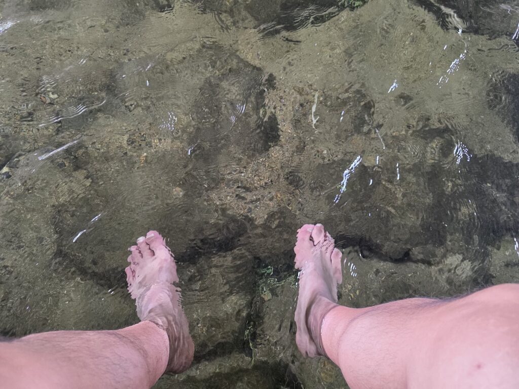 feet-in-cheonggyecheon-water Feet in Cheonggyecheon water, showing why foreign visitors ask if they can put their feet in Cheonggyecheon