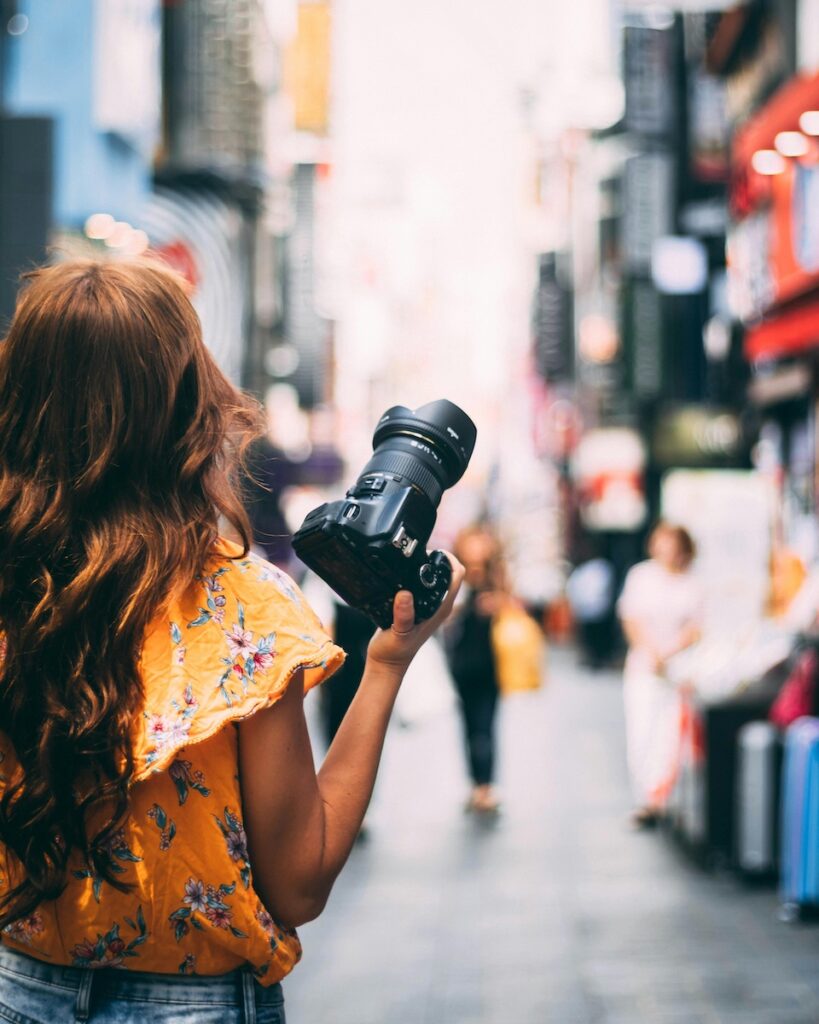 foreigner-exploring-seoul-street-with-camera Foreigner exploring a busy street in Seoul with a camera – Citygram Seoul travel and expat guide