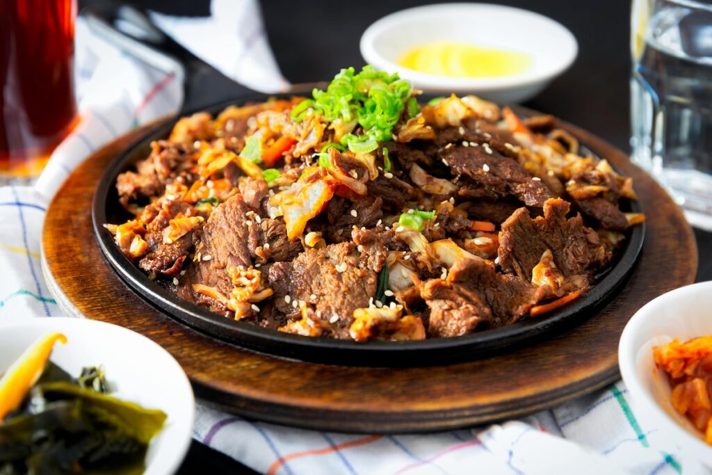 foreigners-experience-korean-dining Foreigners experiencing Korean food culture and shared meals