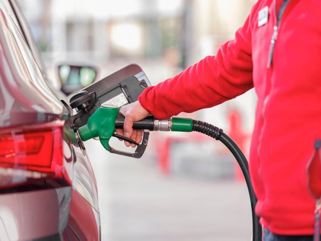gas-types-gasoline-vs-diesel-korea Inserting a fuel nozzle at a Korean gas station, showing color-coded fuel types.