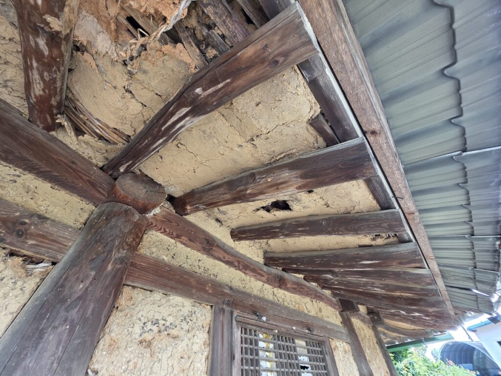 “Detail view of a traditional countryside house roof in Gimje, Jeollabuk-do”