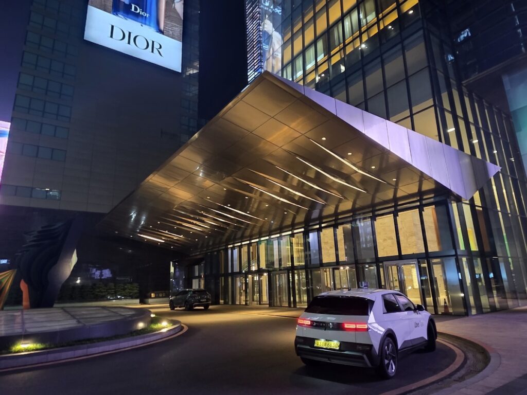 grand-intercontinental-seoul-parnas-night-entrance-dior A striking night view of the Grand InterContinental Seoul Parnas main entrance in Gangnam, featuring a luxury Dior advertisement on the facade and an arrival driveway.