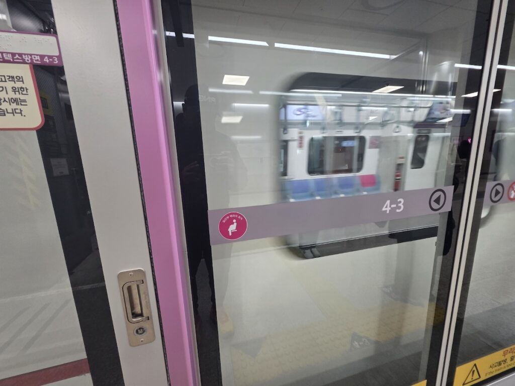 gtx-a-seoul-guide-2026-velocity-motion-blur A blurred motion shot of the GTX-A train passing the screen door, symbolizing the high-speed pulse of Seoul.