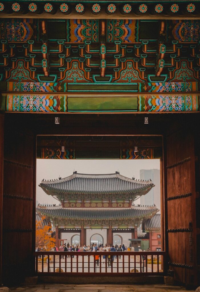gyeongbokgung-palace-main-gate “Main gate of Gyeongbokgung Palace in Seoul with traditional Korean architecture and mountain backdrop”