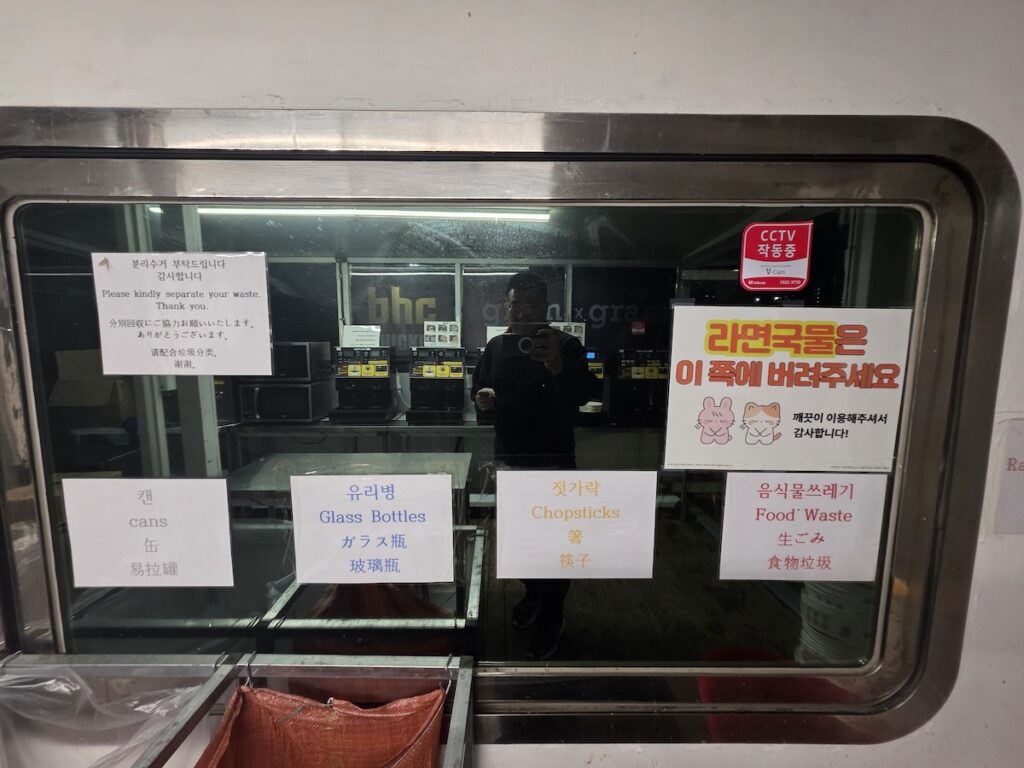 han-river-ramyeon-cleanup-soup-trash-rules Han River ramyeon cleanup station with soup and trash sorting signs in Seoul