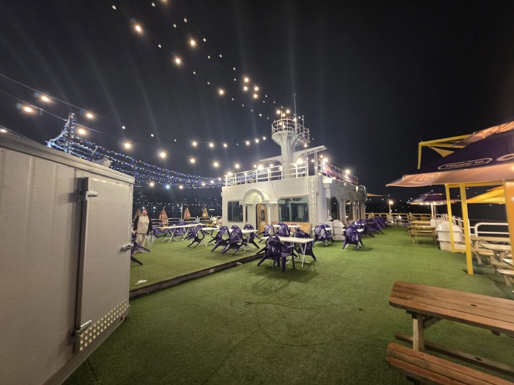 han-river-ramyeon-floating-rooftop-seating Floating rooftop seating area for Han River ramyeon near Jamwon Hangang Park