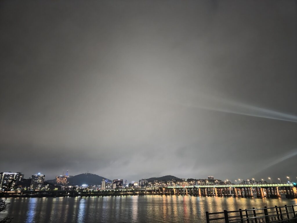 How big is Seoul image showing the Han River, bridges, city lights, and the scale of Seoul’s districts across the river