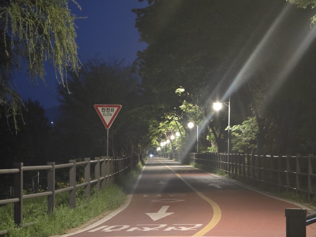 how-big-is-seoul-riverside-bike-path How big is Seoul image showing a quiet riverside bike path at night, reflecting walking, cycling, and short-distance movement in Seoul