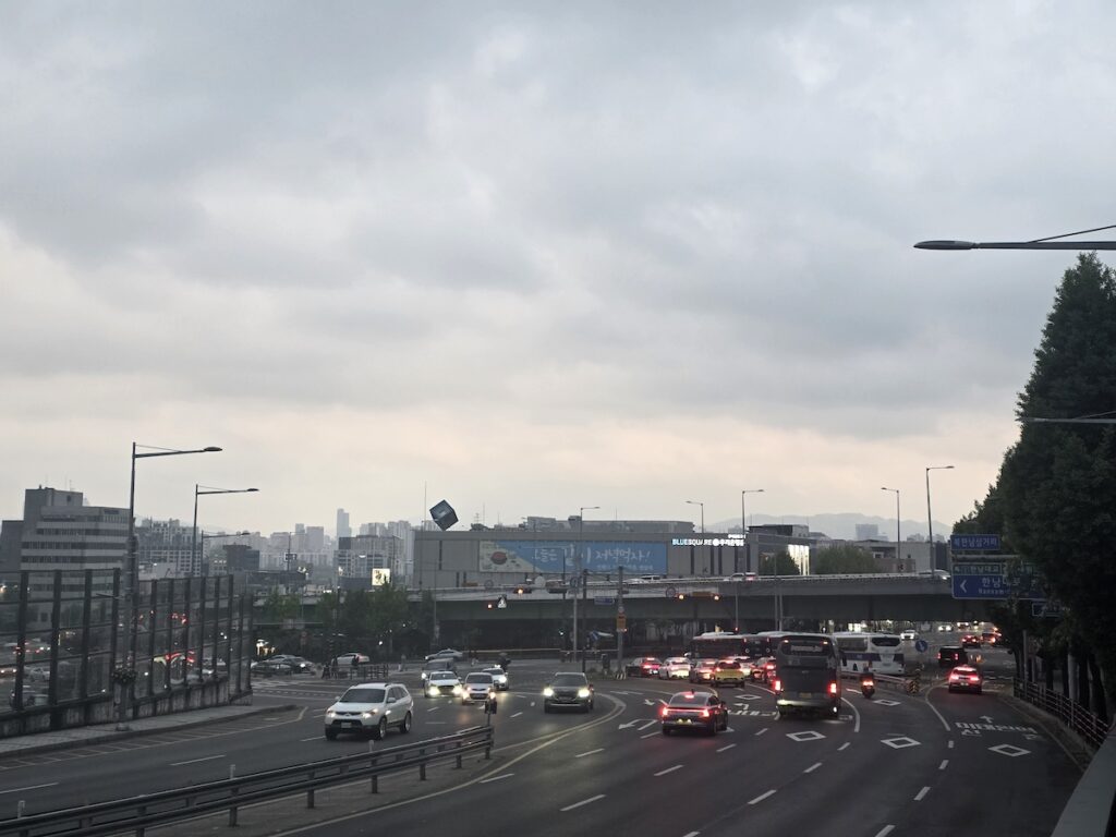 how-big-is-seoul-road-traffic-guide How big is Seoul image showing wide roads, buses, cars, and traffic that shape travel time across the city