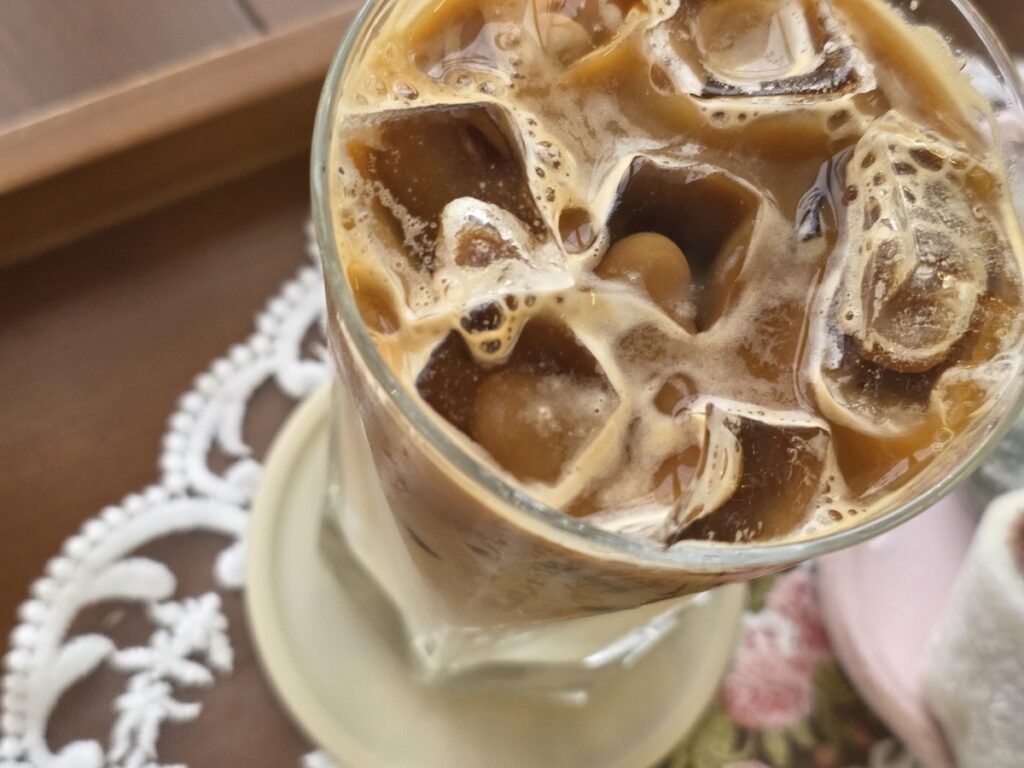 iced-americano-pairing-with-tteok A refreshing iced Americano served at a tteok cafe, the perfect bitter balance for the Korean tteok rice cake guide 2026.