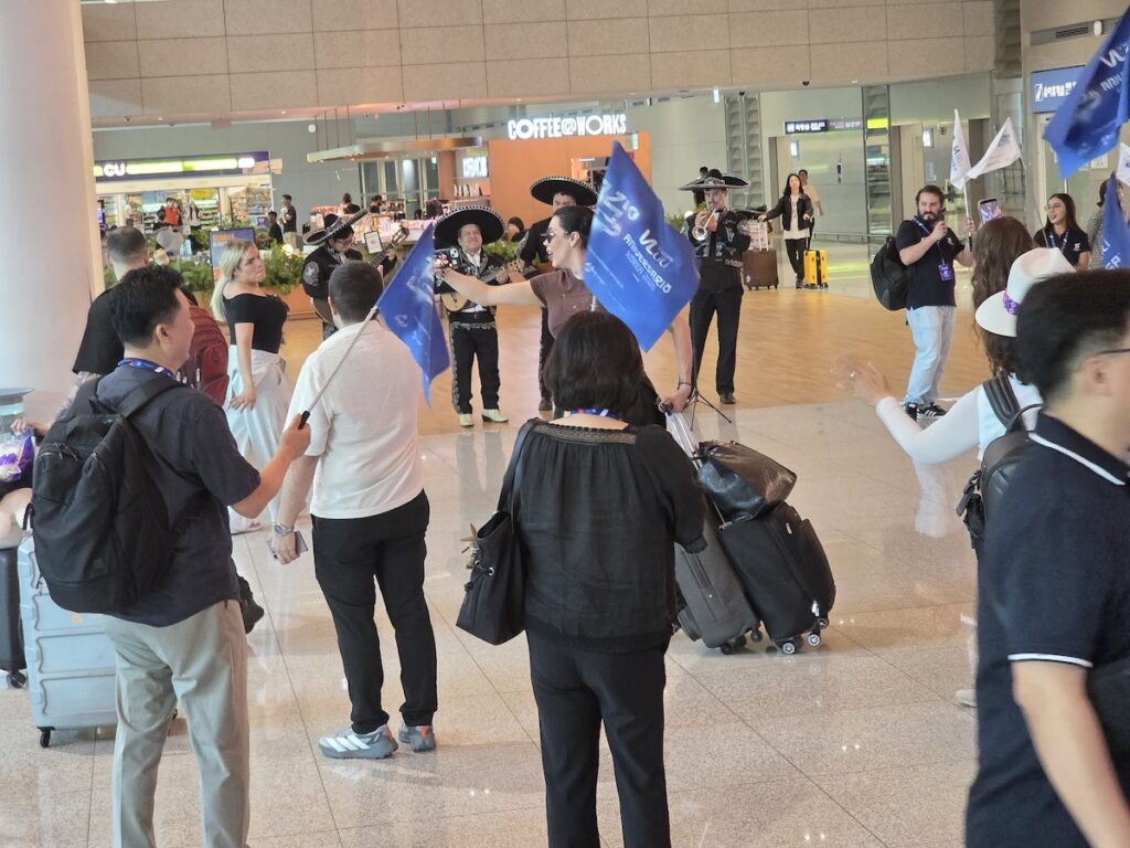 incheon-airport-arrivals-mariachi-welcome A mariachi band performing for a delegation at Incheon Airport arrivals hall