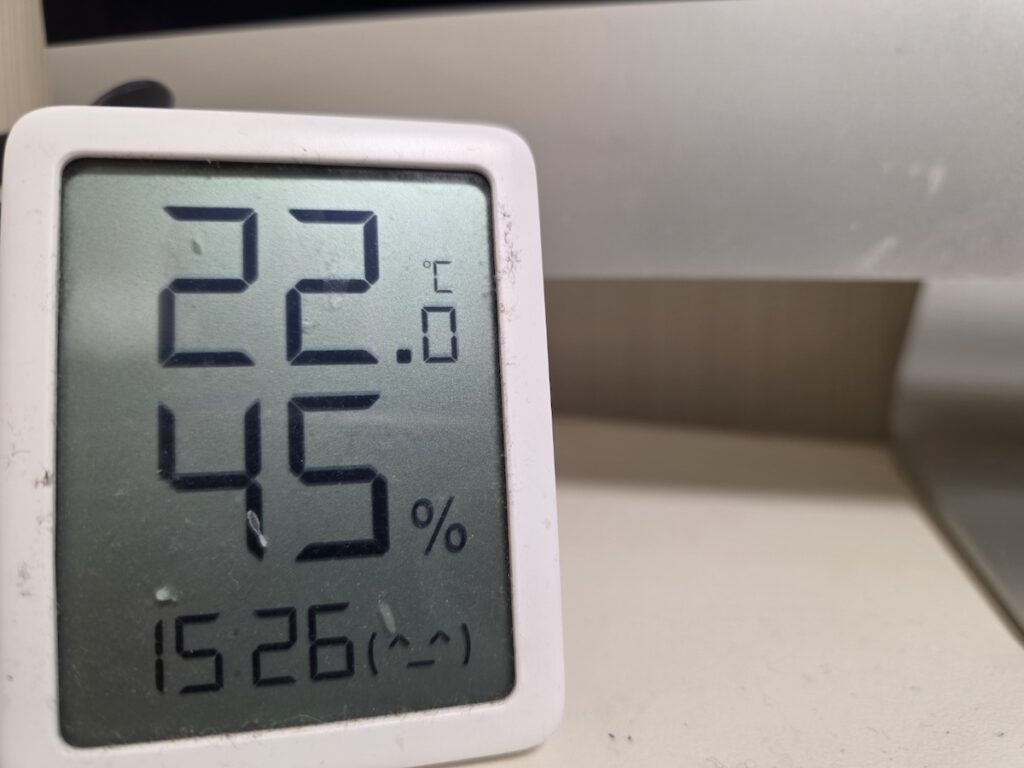 indoor-temperature-check-for-korean-winter A thermometer displaying the indoor temperature, used to monitor the efficiency of the heating system in South Korea during freezing winters.
