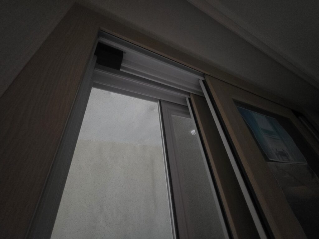 indoor-view-of-korean-apartment-entrance-door An interior perspective of a Korean apartment entrance and window frame, highlighting the insulation and security features common in Korean housing.