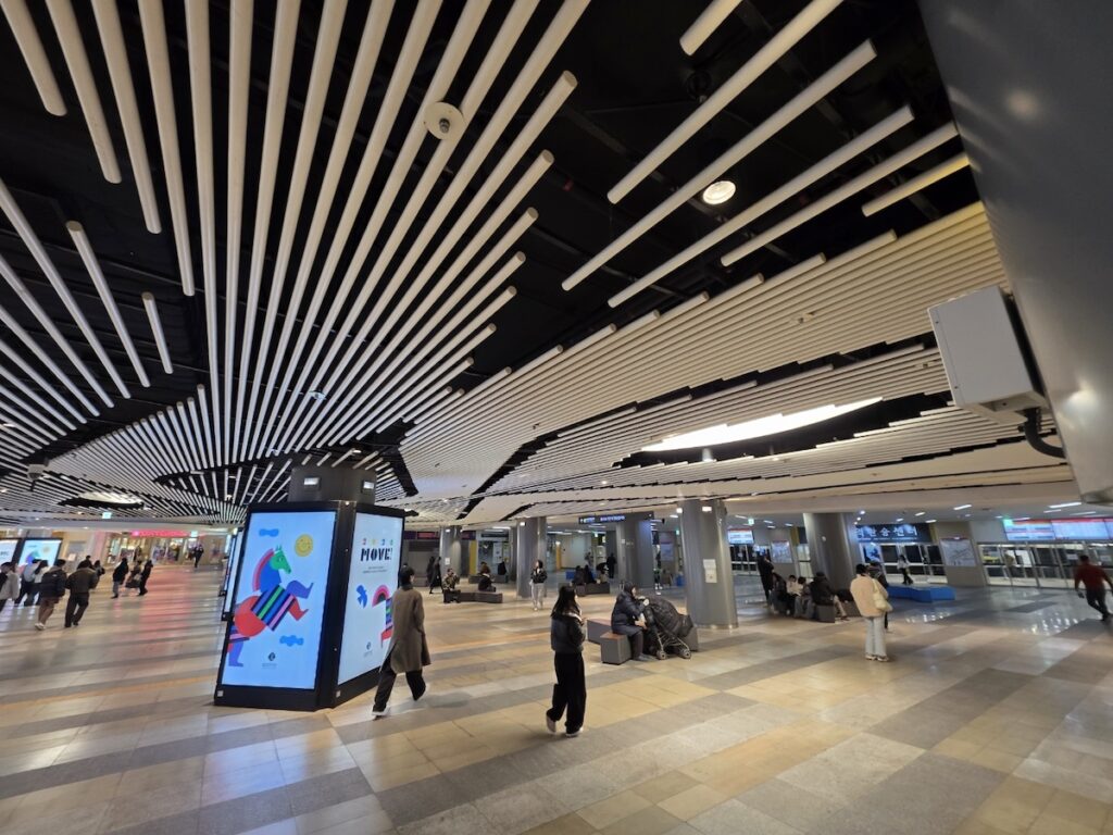 jamsil-station-transfer-metropolitan-bus-center Wide view of the Jamsil Station Transfer area leading to the Metropolitan Bus Transfer Center gates.