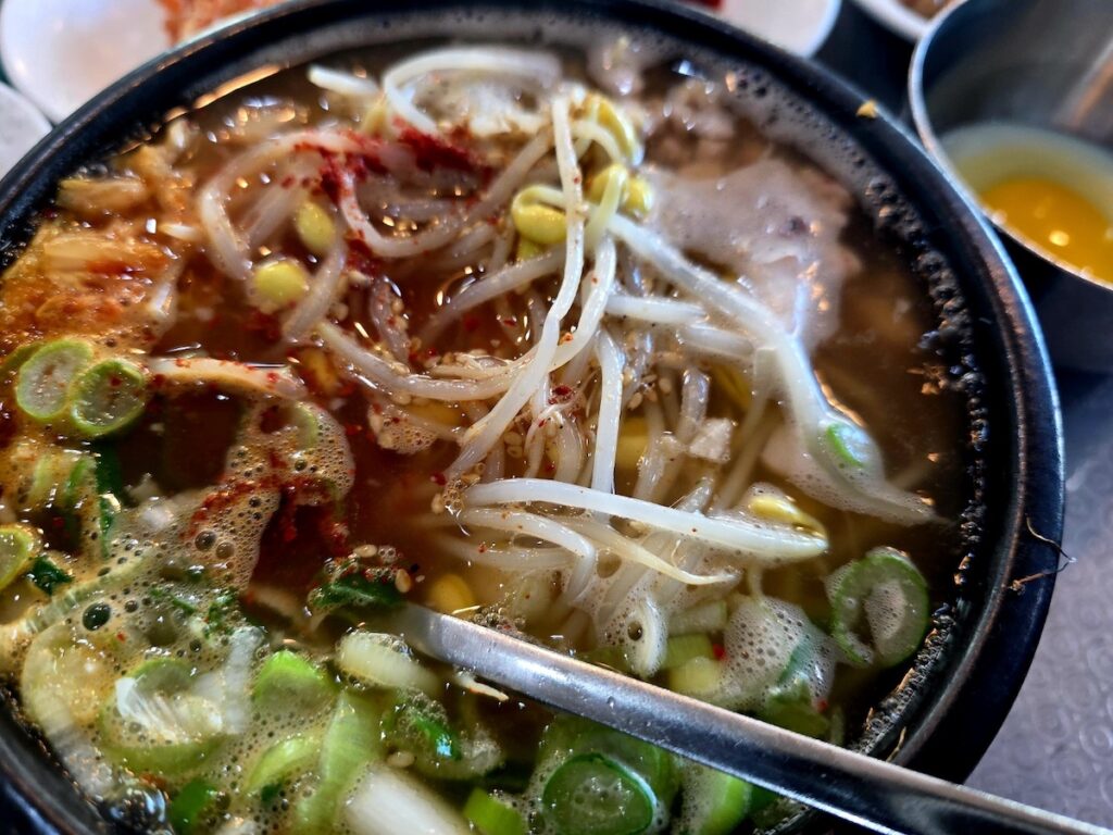 jeonju-hanok-village-experience-authentic-bean-sprout-soup A steaming bowl of authentic Kongnamul-gukbap filled with fresh bean sprouts, a staple of the Jeonju Hanok Village Experience.