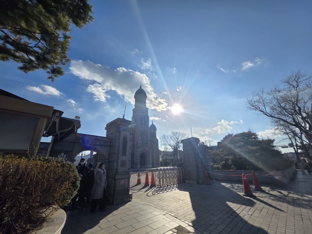 jeonju-hanok-village-experience-cathedral-entrance-sunlight The sun shining over the entrance of Jeondong Cathedral, perfect for the Jeonju Hanok Village Experience guide.