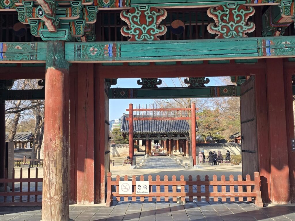 jeonju-hanok-village-experience-gyeonggijeon-main-gate The grand traditional entrance to Gyeonggijeon Hall, a must-visit site for the Jeonju Hanok Village Experience.