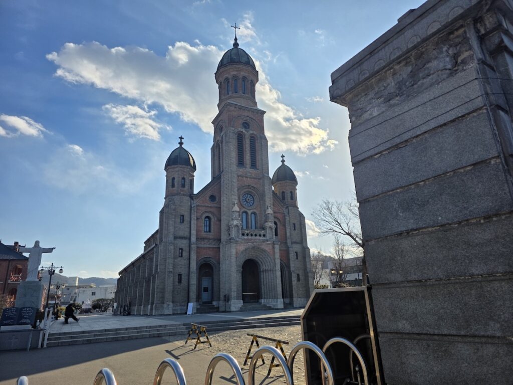 jeonju-hanok-village-experience-jeondong-cathedral-architecture A majestic view of Jeondong Cathedral, a key historical site within the Jeonju Hanok Village Experience.