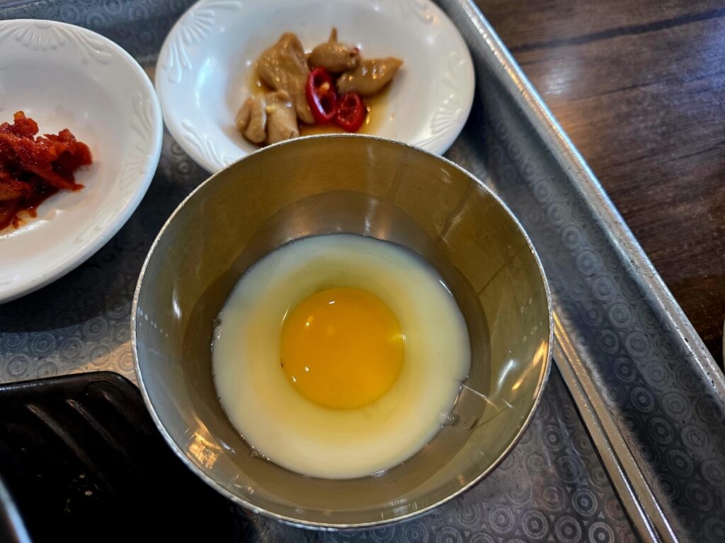 jeonju-hanok-village-experience-suran-poached-egg A bowl of Suran, the traditional soft-poached egg served as a specialized appetizer for the Jeonju Hanok Village Experience.