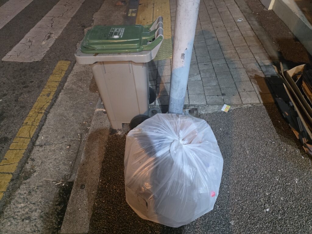 jeonju-night-scenes-street-waste-disposal-sorting Street-side waste disposal in Jeonju night scenes showing a clear distinction between general and food waste bins.