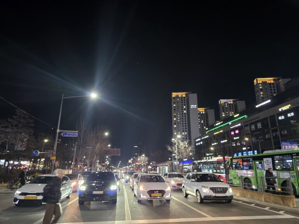 korea-4-bulb-traffic-signal-guide A busy road in Seoul showing high vehicle density for Driving in Seoul for Foreigners.