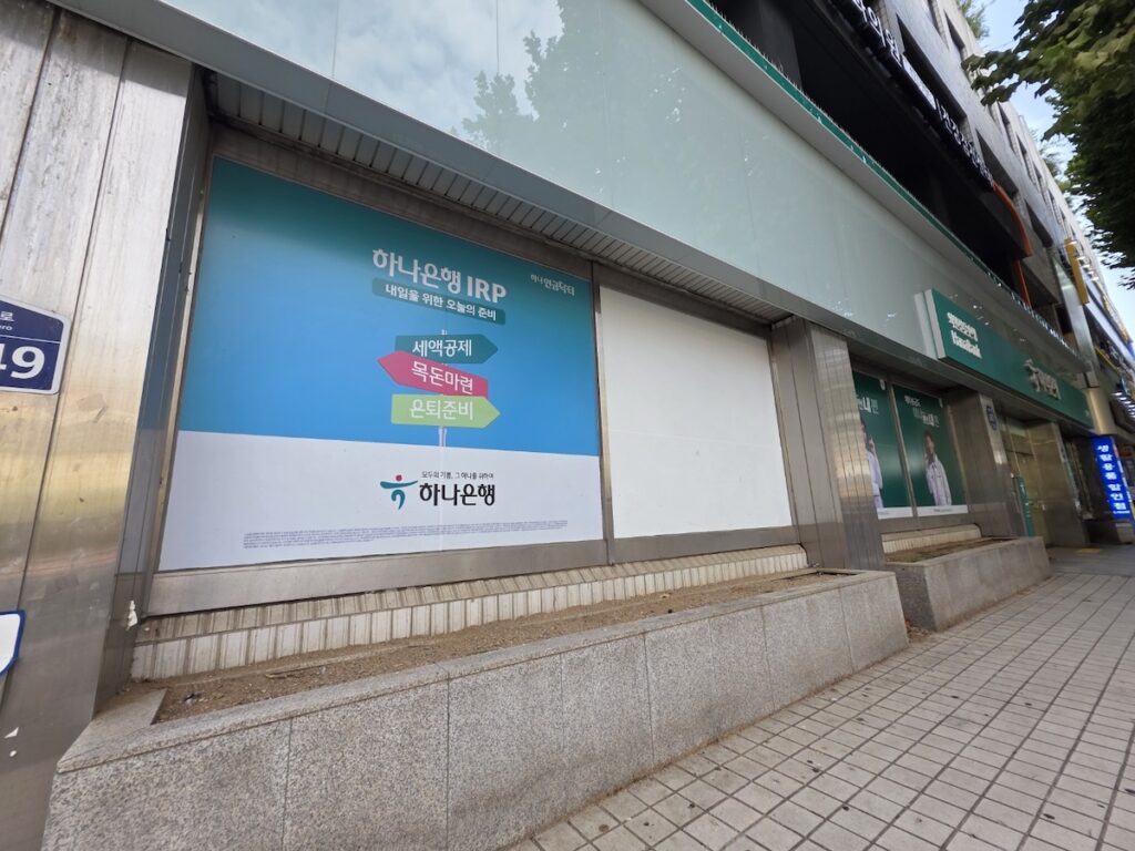 Foreigner applying for a credit card at a Korean bank counter