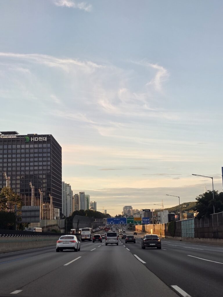 korea-highway-cashless-payment-kiosk A modern cashless payment kiosk at a Korean highway rest area, highlighting the financial tips for foreign drivers using international cards.