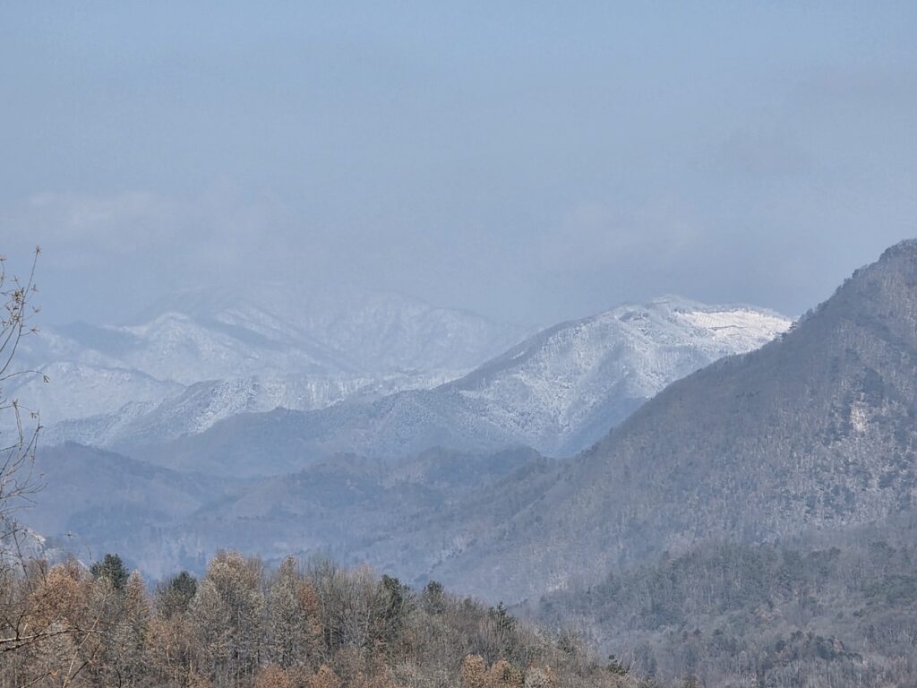 korea-hiking-ritual-2026-gangwon-ridges Close-up of the rugged granite ridges of a Gangwon-do mountain, a defining feature of the Korea Hiking Ritual 2026.