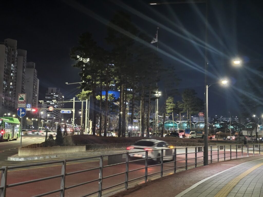 korea-right-turn-crosswalk-law-2026 A vehicle performing a right turn at a Korean crosswalk, demonstrating the mandatory full stop rule under the 2026 Driving Laws in Korea for Foreigners.