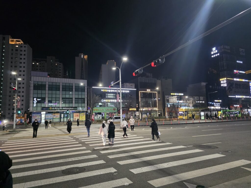 korea-traffic-light-system-guide A typical traffic light in Seoul, illustrating the complex signal rules for expats.