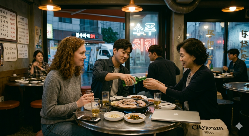 korean-drinking-culture-age-hierarchy Friends drinking together in a Korean restaurant while following age-based etiquette, showing Korean drinking culture and social hierarchy