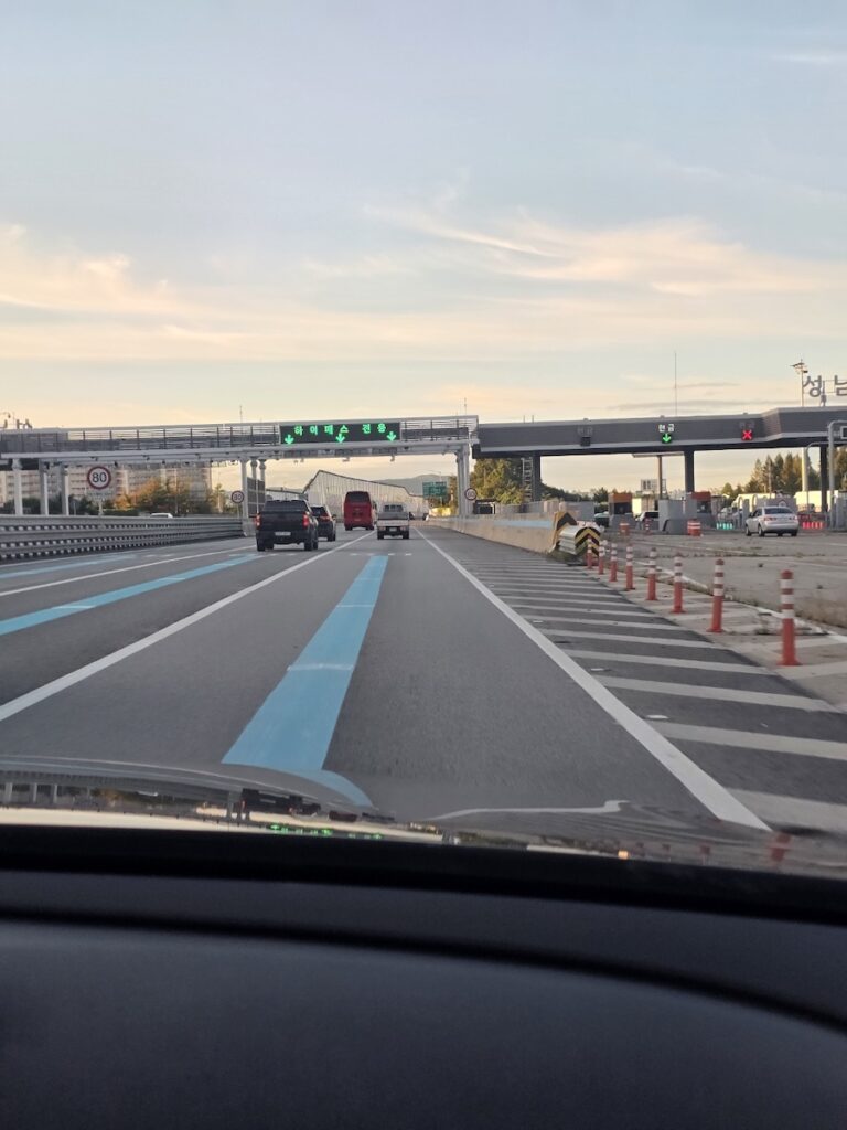 korean-expressway-hi-pass-entry “Car entering a Korean expressway through a Hi-Pass electronic toll lane”