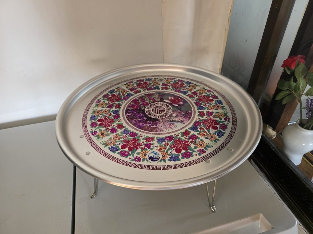 “Traditional Korean floor dining with family gathered around a low table (sang)”