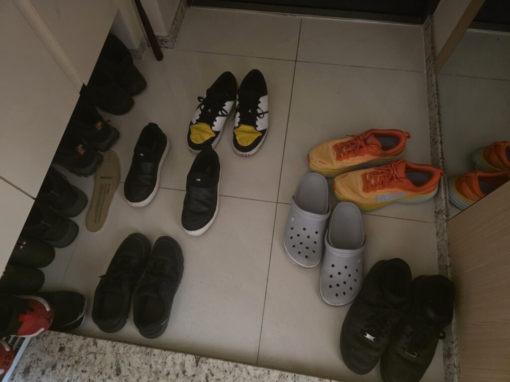 korean-floor-seating-shoe-etiquette-cctv A variety of shoes at a Korean home entrance, demonstrating the floor seating culture and shoe safety.