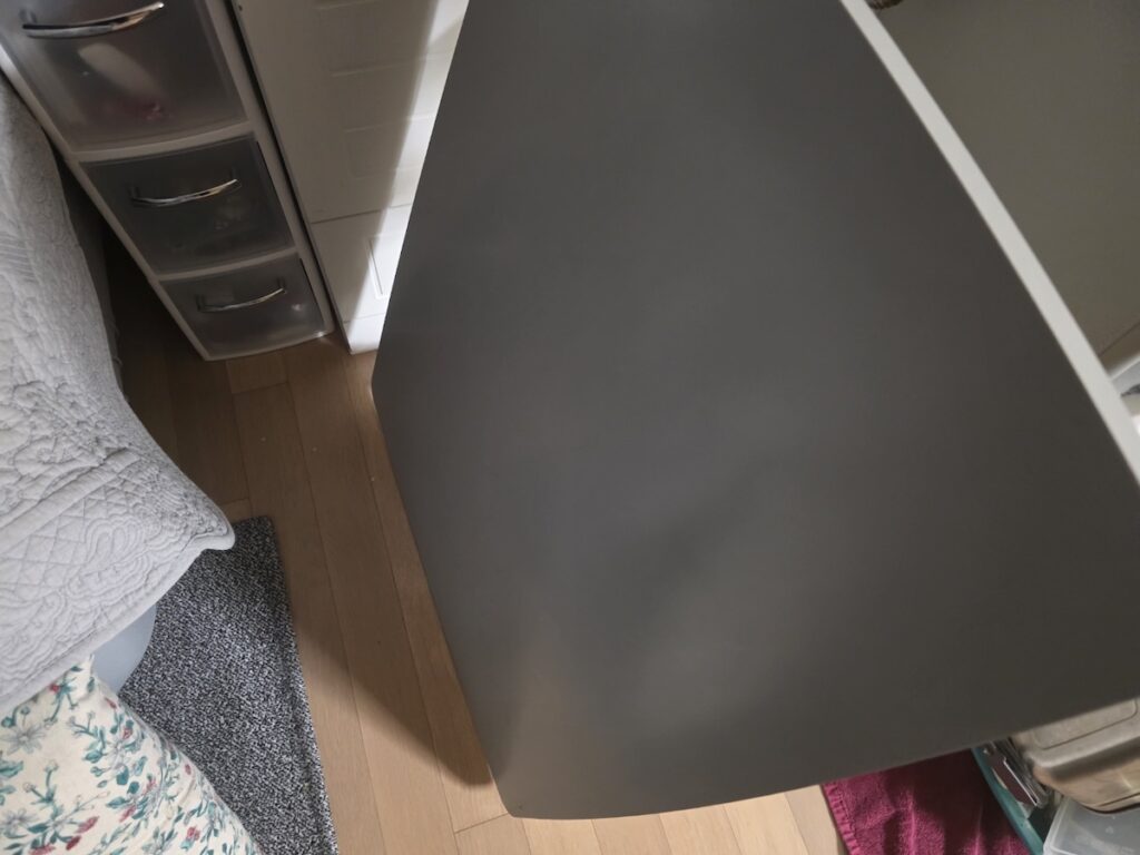 korean-floor-seating-traditional-folding-table A large foldable table used for family gatherings in a modern Korean apartment, a key part of floor seating.